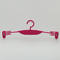 Lingerie λογότυπων εκτύπωσης συνήθειας πλαστική κρεμάστρα εσωρούχων κρεμαστρών ροζ